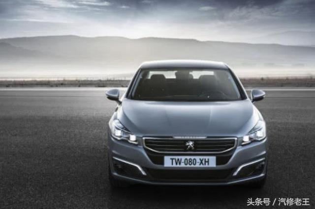 前車標(biāo)上帶數(shù)字，后車標(biāo)下帶字母，法系車終于被逼急了