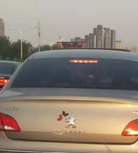 這些被車主&ldquo;改裝&rdquo;后的車標(biāo)讓人看呆了！但較酷的居然不是法拉利和寶馬，而是&hellip;