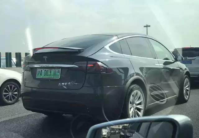 這些被車主&ldquo;改裝&rdquo;后的車標(biāo)讓人看呆了！但較酷的居然不是法拉利和寶馬，而是&hellip;