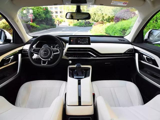 把內飾LOGO擋住，完全看不出這是款10萬的車！