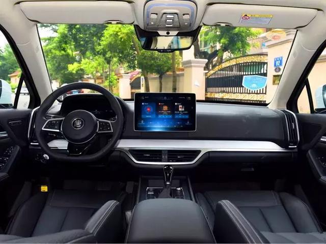 把內飾LOGO擋住，完全看不出這是款10萬的車！